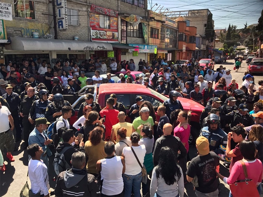 Automovilista intenta arrollar a manifestantes y casi lo linchan en CDMX