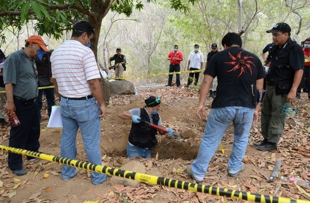 Hallan 10 cadáveres en fosas clandestinas de Guerrero