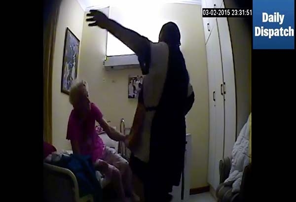 VIDEO: Captan a enfermera golpeando brutalmente a anciana
