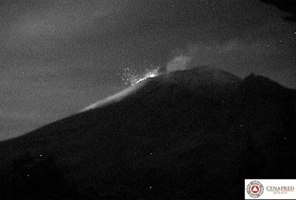 Popocatépetl mantiene emisión de ceniza y material incandescente