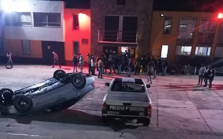 Vecinos de Honey incendian vehículos para liberar a detenidos