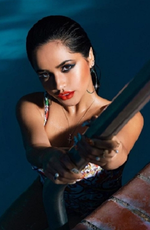 Becky G presume figura en bikini