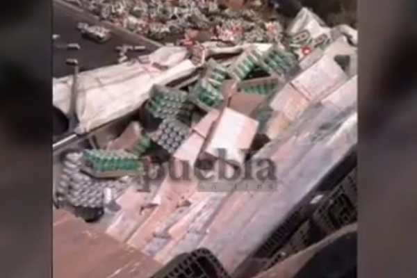 Tráiler con cervezas volcó en la autopista a Veracruz y se desató la rapiña
