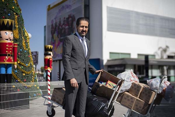 Rector de la BUAP comparte juguetes, ropa y libros para la campaña “De tus manos a su corazón”