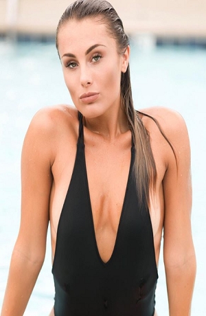Mollie Gould, novia de Luis Miguel, captada en topless