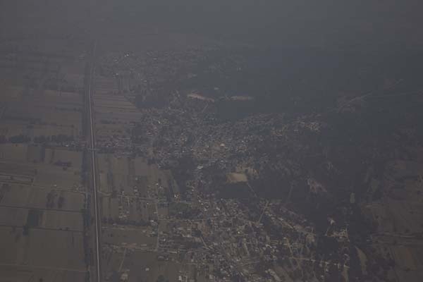 FOTOS. Así se ve desde al aire la “nata” de contaminación sobre Puebla y el Valle de México