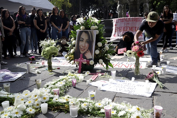 Colocaron altar dedicado a Ingrid Escamilla en el zócalo de Puebla