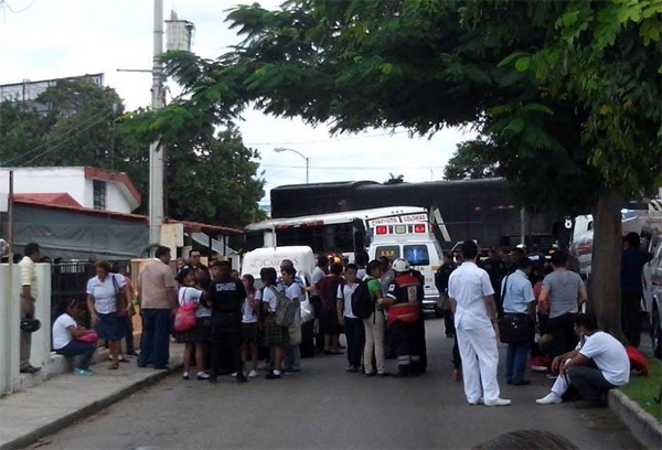 Tren arrastra autobús de pasajeros en Mérida; hay 24 heridos