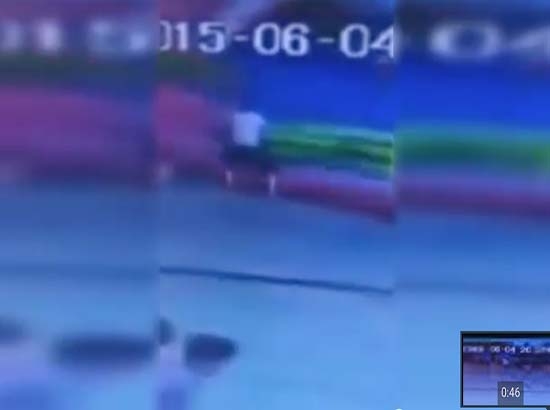 VIDEO: Muere niña al volarse castillo inflable en el que jugaba