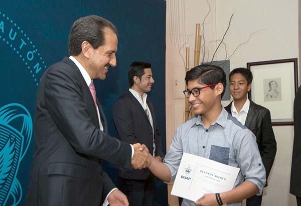 Rector de la BUAP entrega reconocimientos a alumnos de la preparatoria “Emiliano Zapata”