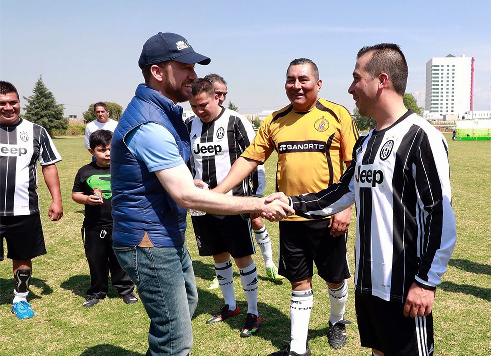 Alcalde Banck reconoce a fuerzas policiales en partido amistoso de futbol