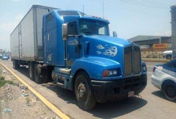 Policía decomisó cinco vehículos robados y aseguró a dos hombres en Puebla