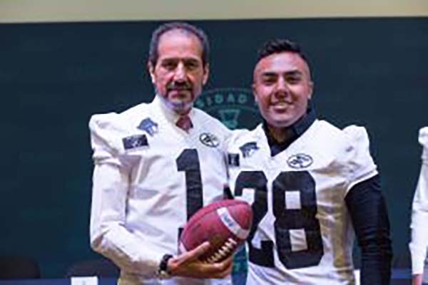 Esparza Ortiz entregó jerseys al equipo de futbol americano de la BUAP