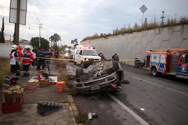 Murió al caer con su automóvil del puente del Periférico y la Recta