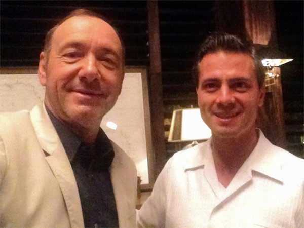 Kevin Spacey comparte ‘selfie’ con Peña Nieto en Cancún