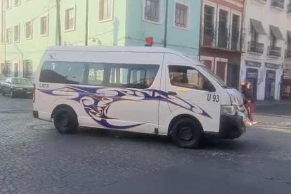 Colisionan unidad de la Ruta A y un taxi en el centro de Puebla