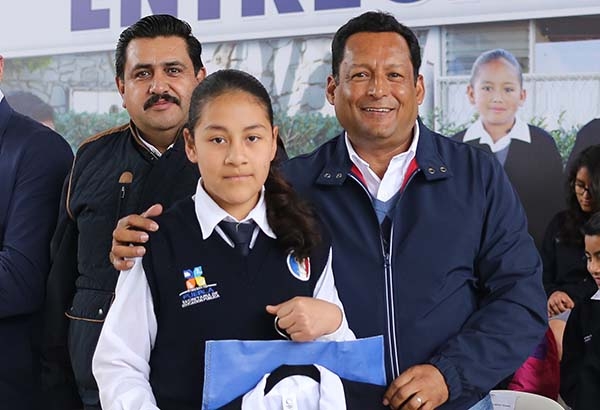 Gobierno de Puebla entrega 5 mil 73 uniformes gratuitos en Tetela de Ocampo