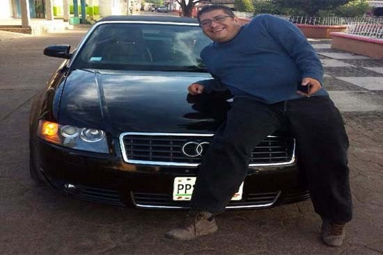 Sacerdote de Michoacán chulea a mujeres y presume autos de lujo en Facebook