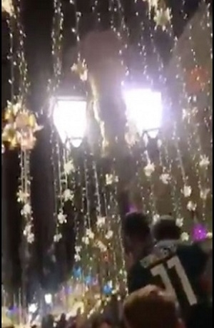 VIDEO: Aficionado mexicano se lanza desde lámpara en Rusia