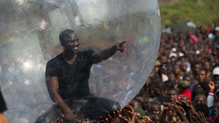 Rapero Akon cantó dentro de burbuja en Congo para evitar contagio de ébola