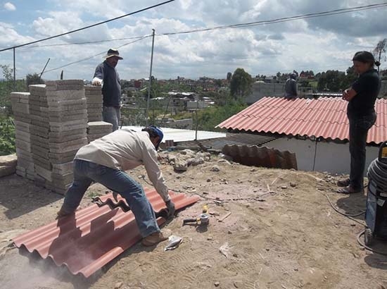 Puebla dignifica 2 mil 750 viviendas con techos de fibrocemento