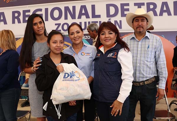 Dinorah López de Gali entrega apoyos a familias de Zoquitlán