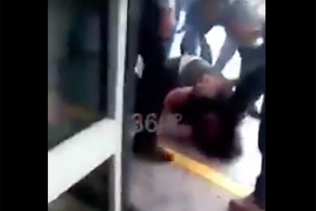 Asaltante retiene a mujer pero usuarios lo capturan en el Metrobús de la CDMX