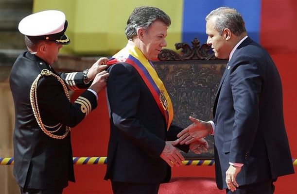 Santos jura por segunda vez como presidente de Colombia