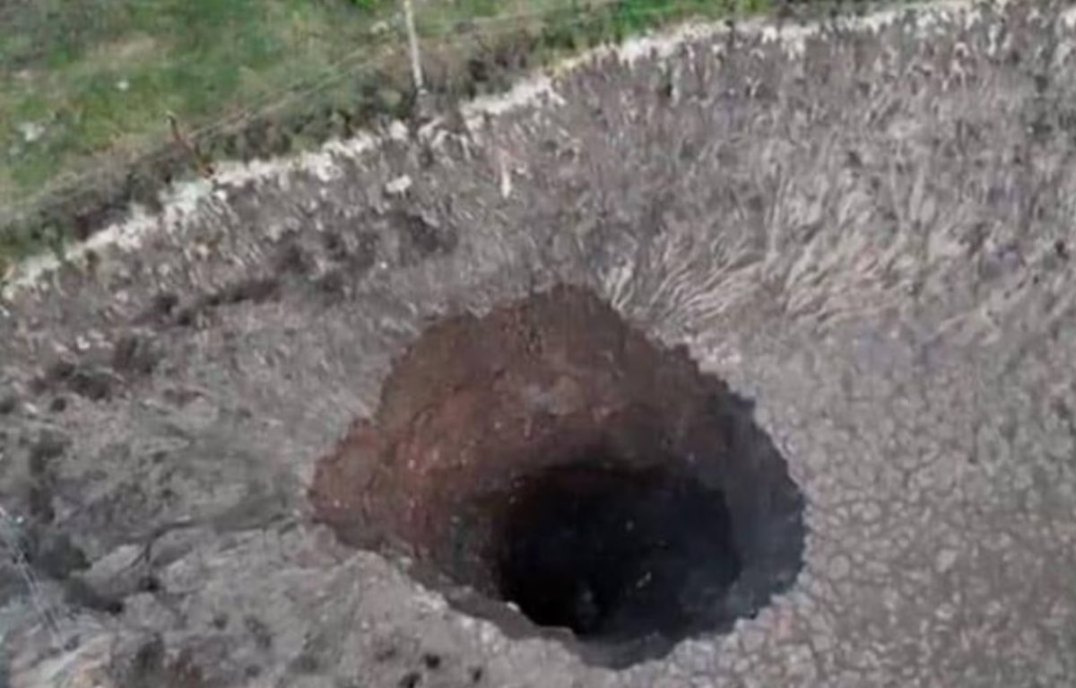 Se forma enorme socavón en San Luis Potosí