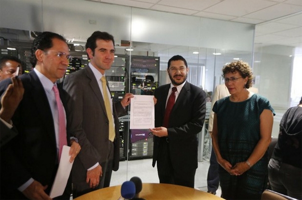 Morena recibe del INE su registro como partido político