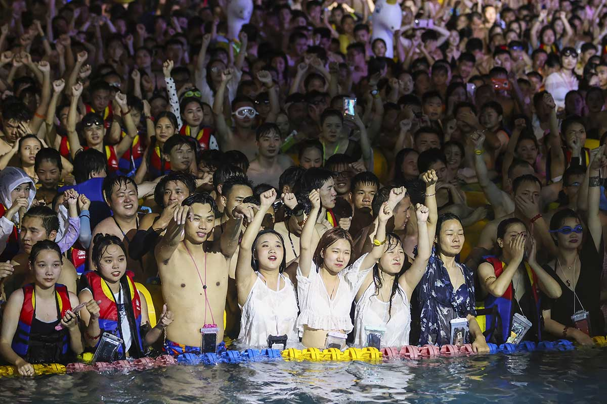 En Wuhan, cuna del COVID, ya andan en fiestas masivas