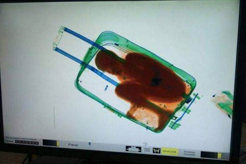Hallan niño migrante escondido en una maleta de viaje