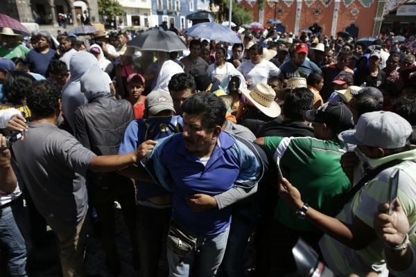 Supuesto militar se infiltra en marcha de la “28 de Octubre”; lo golpean y detienen