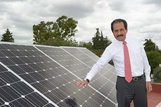 Esparza Ortiz inaugura sistema de energía solar y eólica en la BUAP