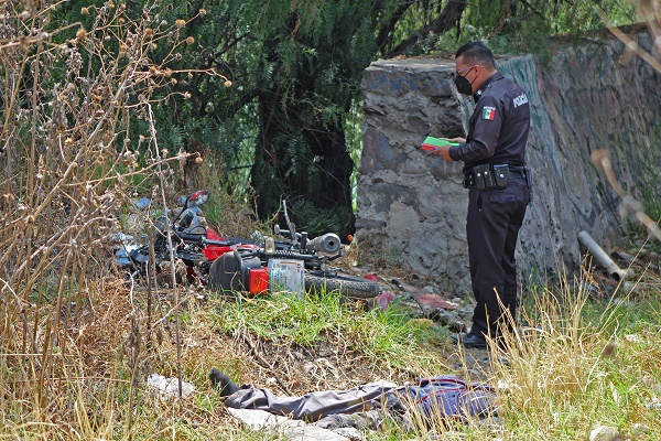 FOTOS: Mueren dos personas al derrapar una motocicleta en la autopista México-Puebla