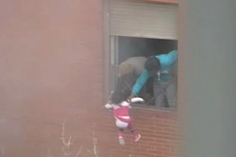 VIDEO: Padres lanzan a su hija para salvarla de incendio