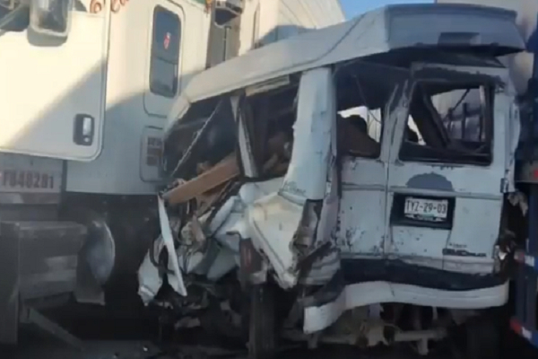 Camioneta queda prensada entre dos tráileres en la autopista a Veracruz