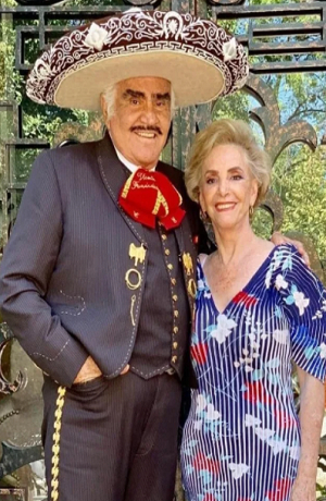Esposa de Vicente Fernández se recupera tras intervención quirúrgica