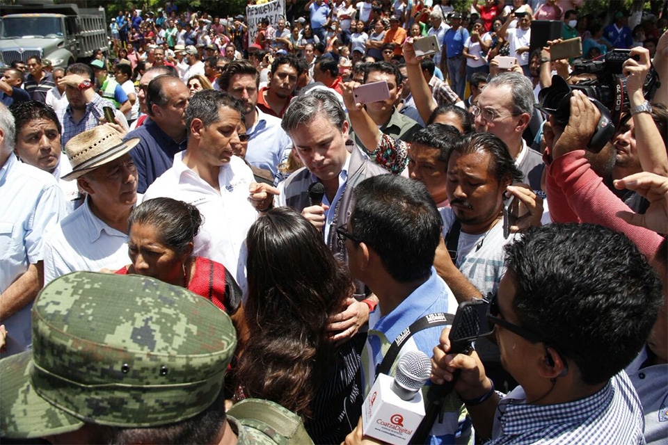 “Nada más se toman la foto y luego se van”, reclaman juchitecos a Murat