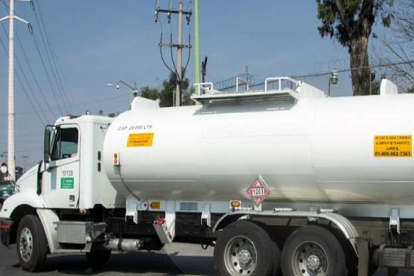 Detienen a huachicolero con pipa cargada de combustible robado en Amozoc