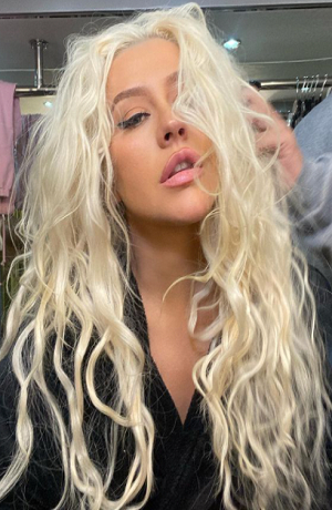 Christina Aguilera presenta su cambio de look y…
