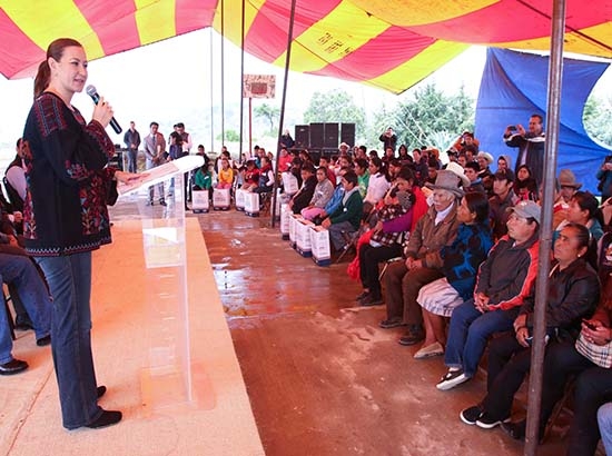 Martha Erika Alonso entrega paquetes escolares en Ixtacamaxtitlán