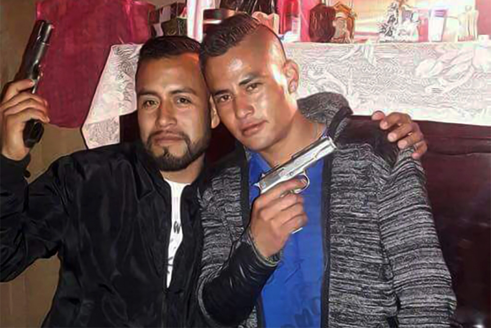 Delincuentes se toman foto con celular robado en la autopista México-Puebla