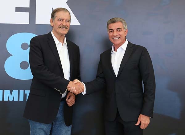 Tony Gali acude a convención en Centro Fox