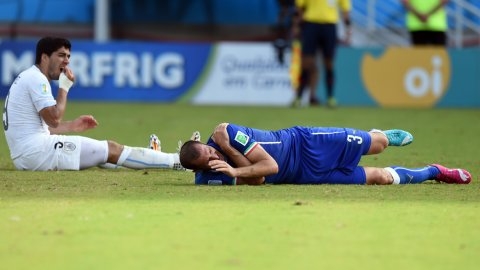 Luis Suárez mordió al defensa italiano Giorgio Chiellini