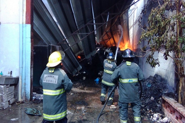 Bomberos controlaron incendio en bodega de la colonia Álamos