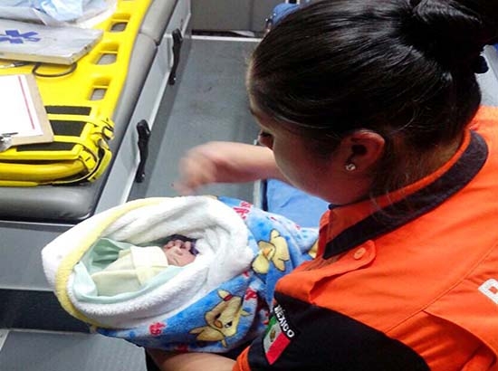 Encuentran a bebé vivo dentro de una maleta en Chalco