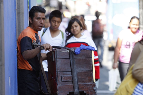 Aumenta el riesgo de que más mexicanos sean pobres: OCDE