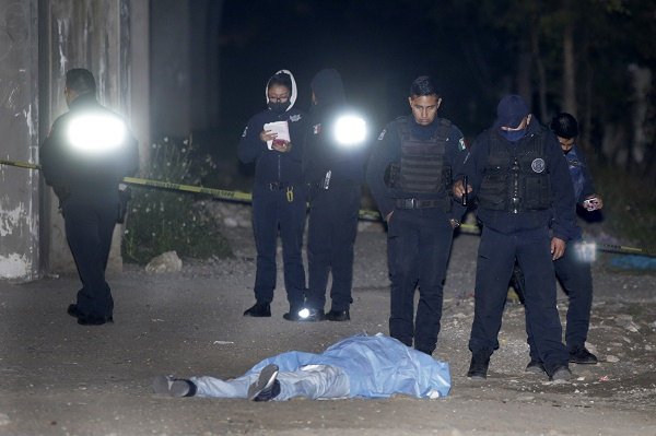 Asaltantes matan a un hombre cuando esperaba el transporte público en Puebla