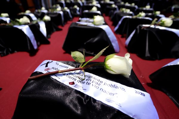 Barbosa pide perdón a migrantes; llegan 105 urnas de muertos por COVID en EU